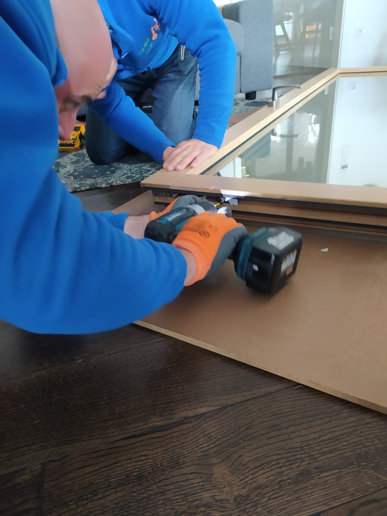 Detailarbeit an einem Fensterbeschlag